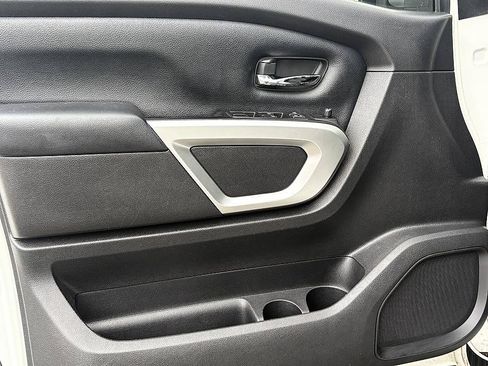 Used 2018 Nissan Titan SV RWD image 14