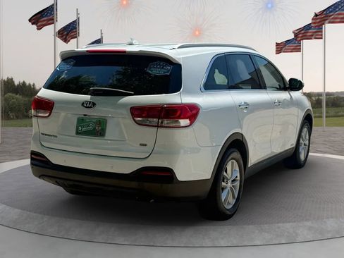 Used 2017 Kia Sorento LX w/ LX Convenience Package image 7