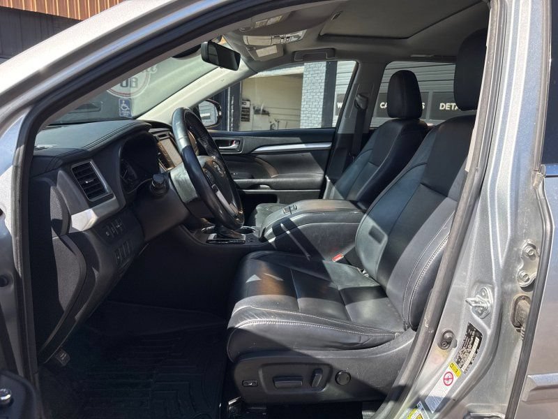 Used 2017 Toyota Highlander XLE AWD/4WD image 10