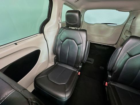 Used 2023 Chrysler Pacifica Touring-L FWD image 12