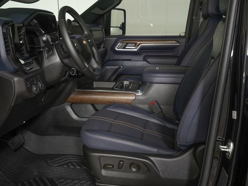 Used 2025 Chevrolet Silverado 2500 High Country w/ High Country Premium Package AWD/4WD image 13