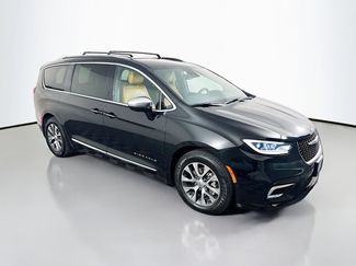 Used 2022 Chrysler Pacifica Pinnacle FWD video 1