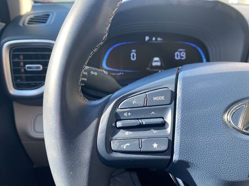 Used 2025 Hyundai Venue Limited image 22