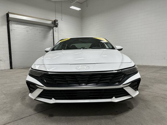 Used 2025 Hyundai Elantra Limited FWD image 10