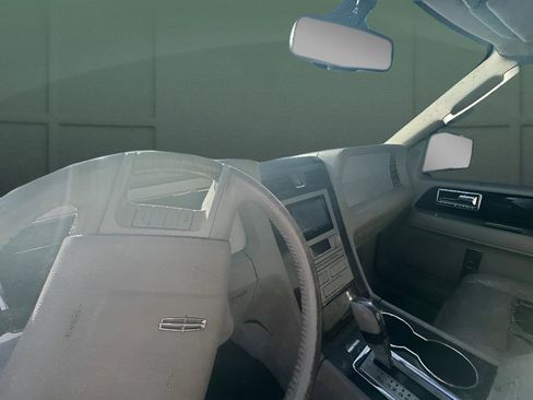 Used 2010 Lincoln Navigator image 22