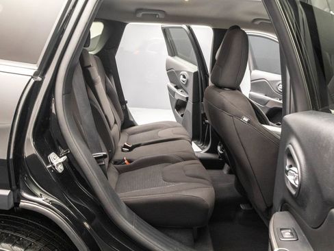 Used 2019 Jeep Cherokee Latitude w/ Popular Appearance Group image 27