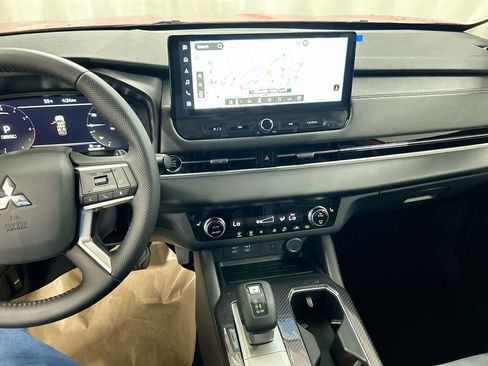 New 2025 Mitsubishi Outlander SE image 22