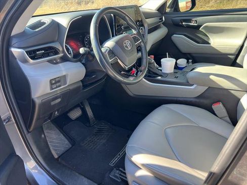 Used 2021 Toyota Highlander XLE image 11