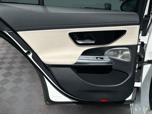 Used 2024 Mercedes-Benz E 350 4MATIC Sedan image 28