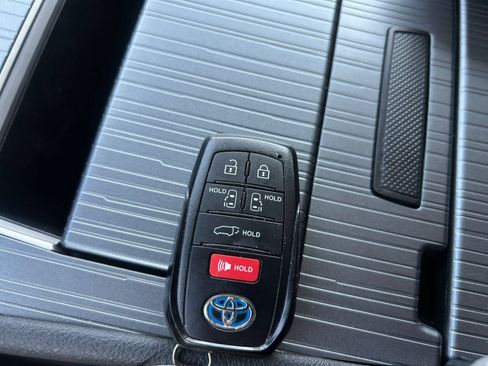 Used 2025 Toyota Sienna XLE FWD image 18