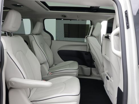 Used 2021 Chrysler Pacifica Limited w/ Uconnect Theater Family Group FWD image 42