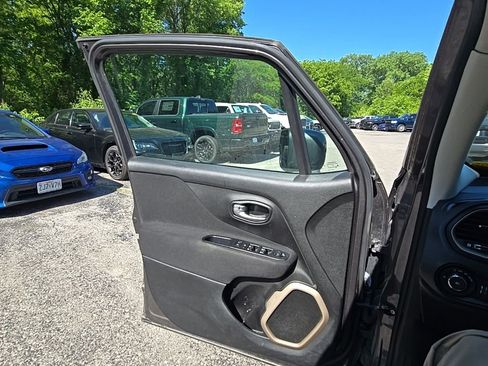 Used 2017 Jeep Renegade Latitude AWD/4WD image 21