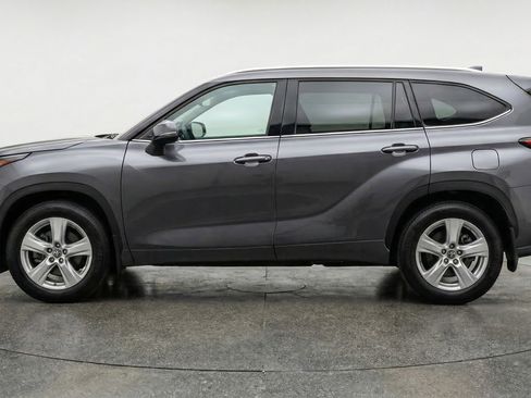 Used 2025 Toyota Highlander LE FWD image 5