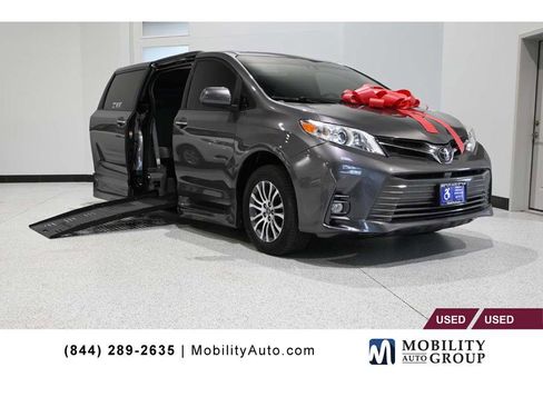 Used 2020 Toyota Sienna XLE w/ XLE Navigation Package image 1