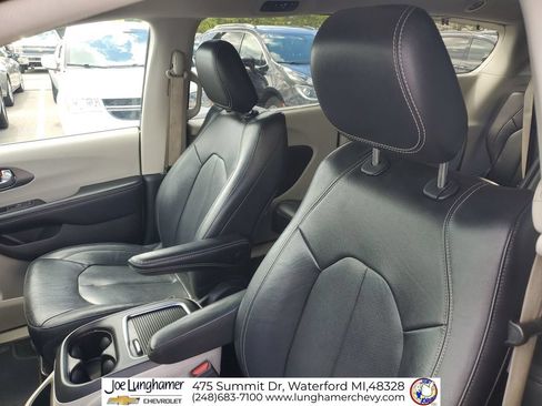 Used 2022 Chrysler Pacifica Touring-L FWD image 19
