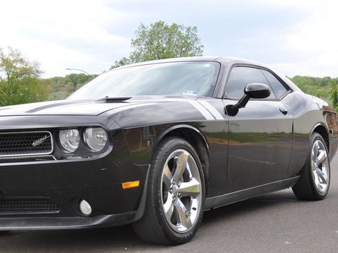 Used 2013 Dodge Challenger SXT Plus RWD image 2