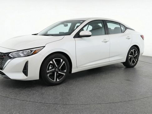 Used 2025 Nissan Sentra SV image 3