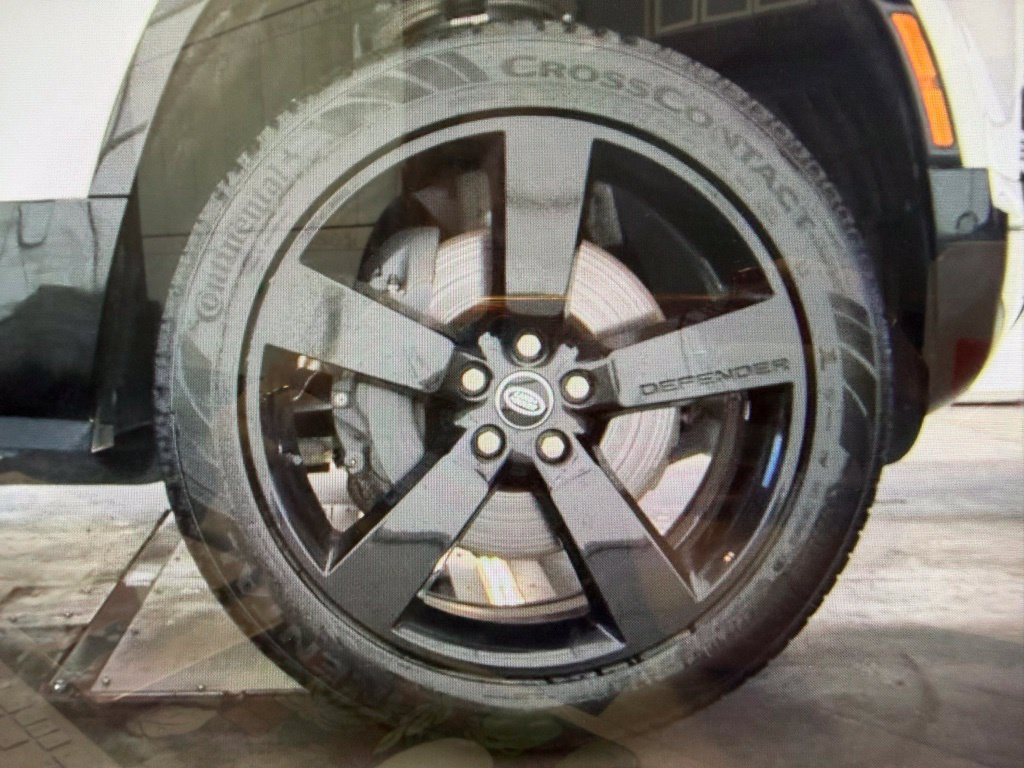 Used 2024 Land Rover Defender 130 X-Dynamic SE AWD/4WD image 16