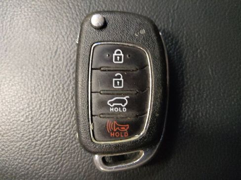 Used 2017 Hyundai Santa Fe SE w/ Cargo Package image 32