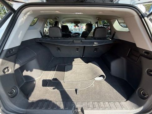 Used 2023 GMC Terrain SLE w/ Driver Convenience Package image 19