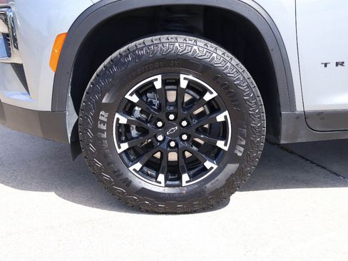 Used 2025 Chevrolet Traverse Z71 image 8