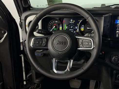 Used 2025 Jeep Wrangler Unlimited Sahara w/ Safety Group AWD/4WD image 13