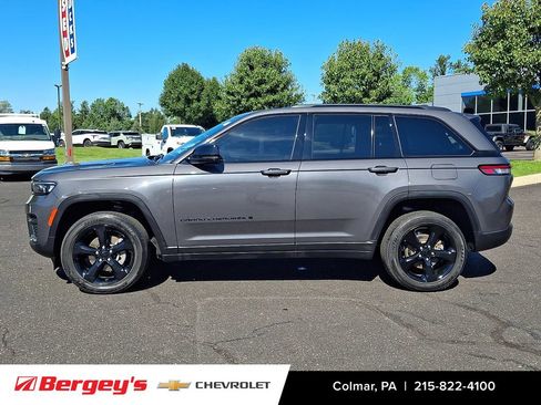 Used 2024 Jeep Grand Cherokee Altitude AWD/4WD image 9