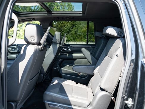 Used 2023 Chevrolet Suburban Z71 w/ Luxury Package AWD/4WD image 19