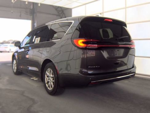 Used 2023 Chrysler Pacifica Touring-L FWD image 2