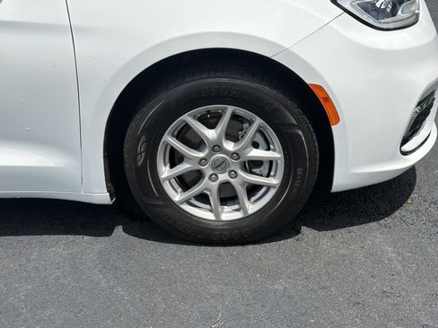 Used 2024 Chrysler Pacifica Touring-L FWD image 33