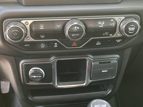 Used 2022 Jeep Wrangler Unlimited Sport AWD/4WD image 16