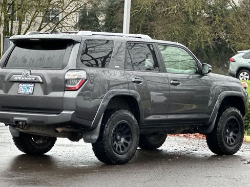 Used 2017 Toyota 4Runner SR5 Premium image 2