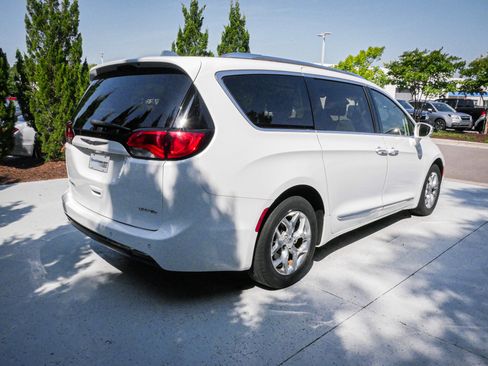 Used 2017 Chrysler Pacifica Limited w/ UConnect Theater Package FWD image 11