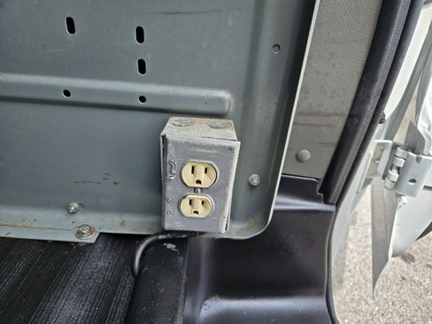 Used 2014 Chevrolet Express 2500 image 25