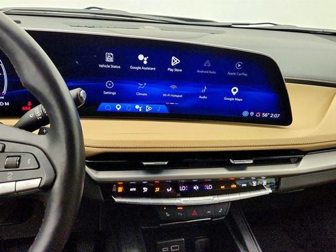 Used 2024 Cadillac XT4 Luxury w/ Cold Weather Package FWD image 17