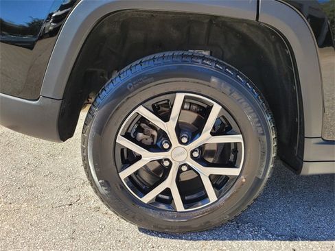 Used 2024 Jeep Grand Cherokee Limited image 22