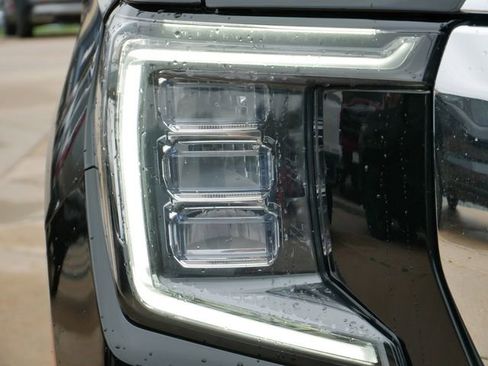 Used 2023 GMC Yukon XL SLT w/ SLT Premium Package image 10