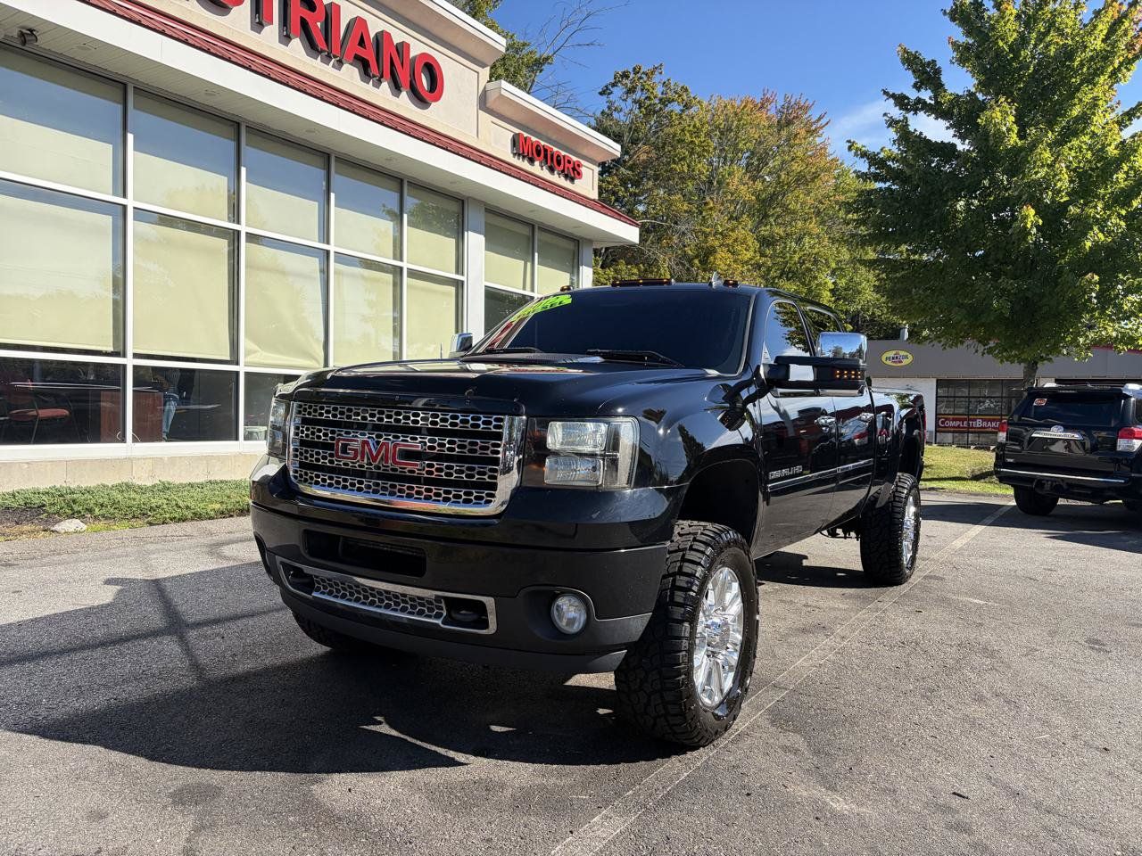 Used 2012 GMC Sierra 2500 Denali w/ Suspension Package, Off-Road AWD/4WD image 2