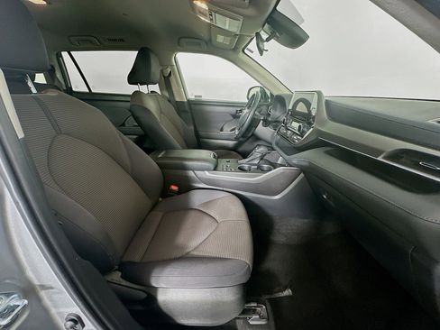 Used 2024 Toyota Highlander LE image 33