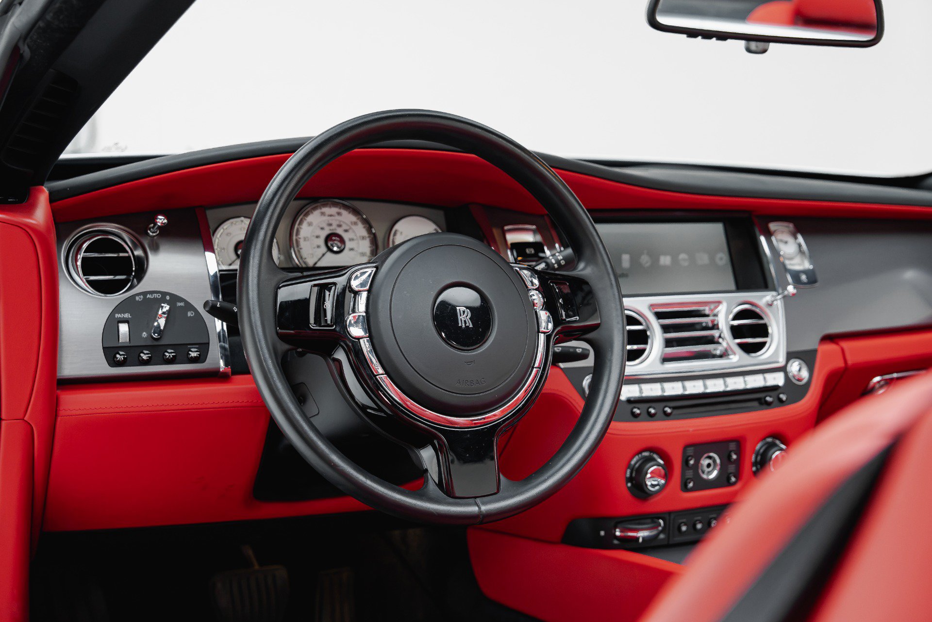 Used 2016 Rolls-Royce Dawn RWD image 49