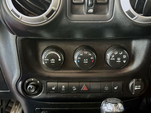 Used 2015 Jeep Wrangler Unlimited Rubicon w/ Connectivity Group image 16