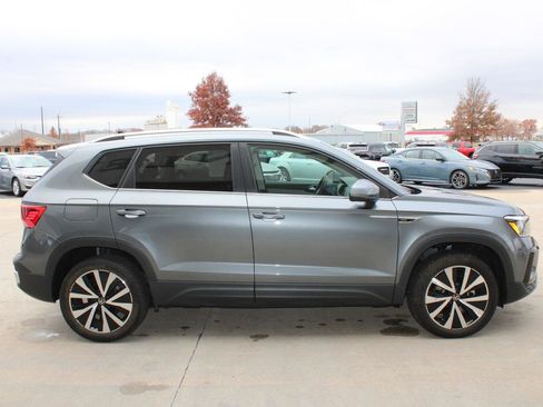 Used 2024 Volkswagen Taos SE image 6