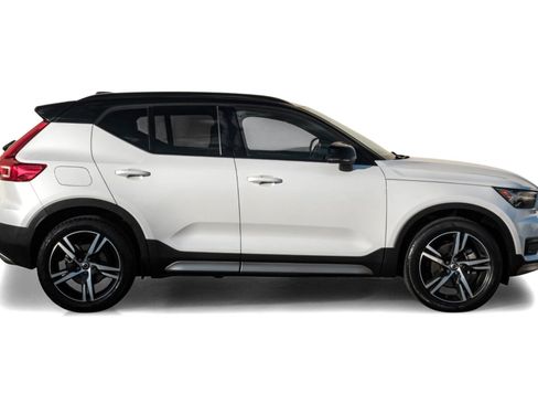 Used 2021 Volvo XC40 T4 R-Design image 7
