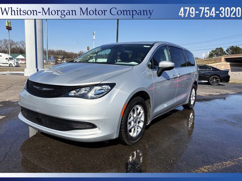 Used 2023 Chrysler Voyager LX image 1