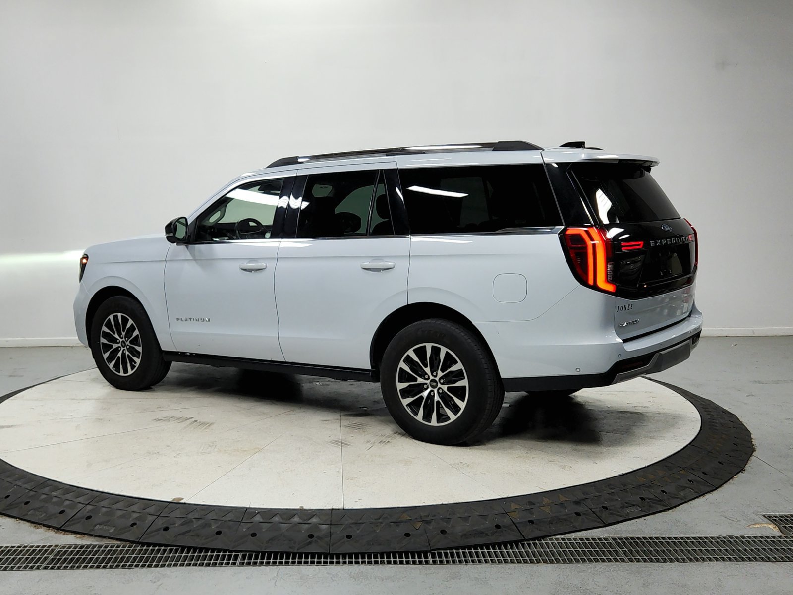 Used 2025 Ford Expedition Platinum AWD/4WD image 6