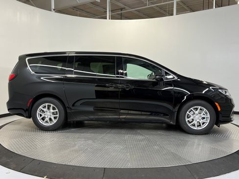 New 2026 Chrysler Pacifica Select image 2
