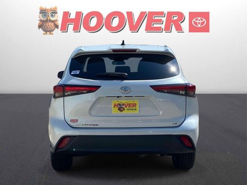Used 2022 Toyota Highlander LE FWD image 3