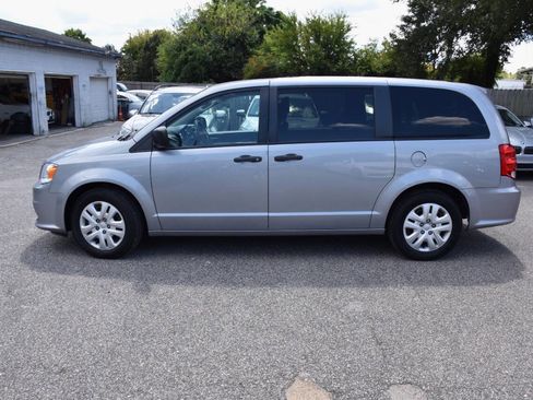 Used 2019 Dodge Grand Caravan SE image 3