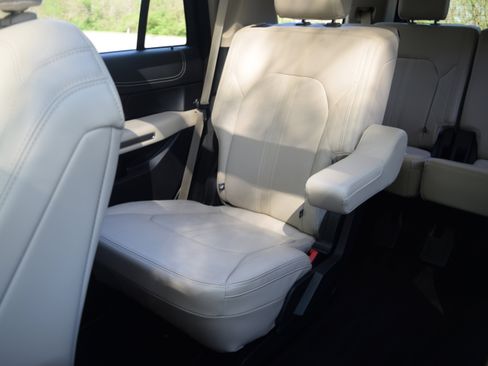 Used 2023 Ford Expedition Platinum AWD/4WD image 14
