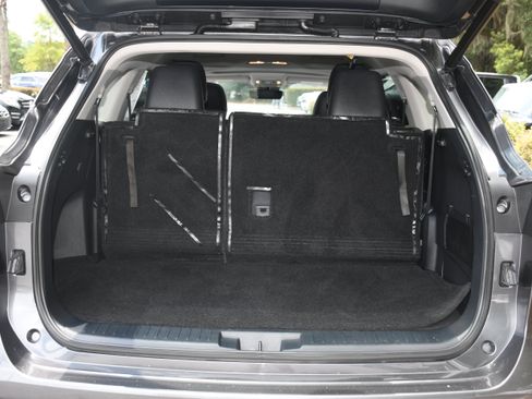 Used 2022 Toyota Highlander XLE FWD image 18
